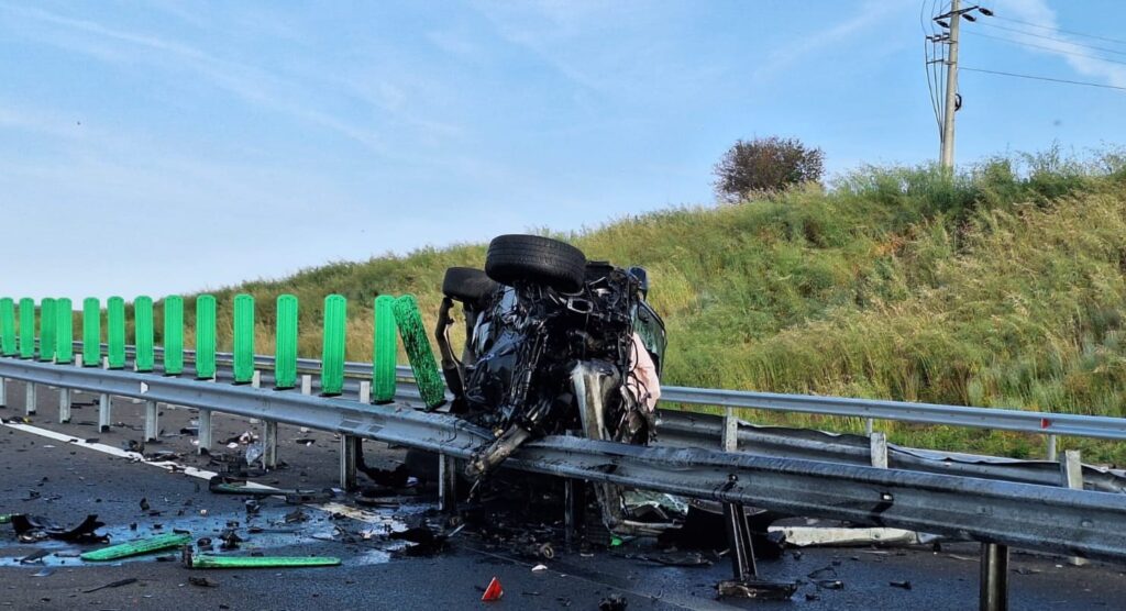 (VIDEO) Accident spectaculos pe DEx 12. Un tânăr de 21 de ani, rănit