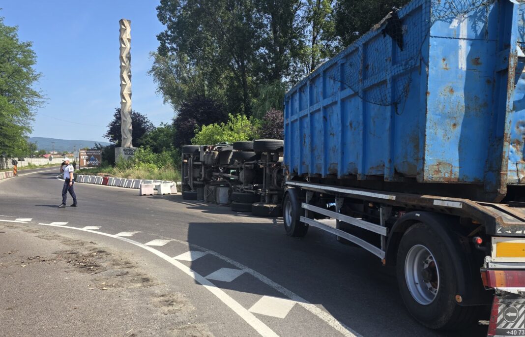 Vâlcea: Trafic îngreunat pe DN 7 după ce un autotren cu role de cauciuc răsturnat