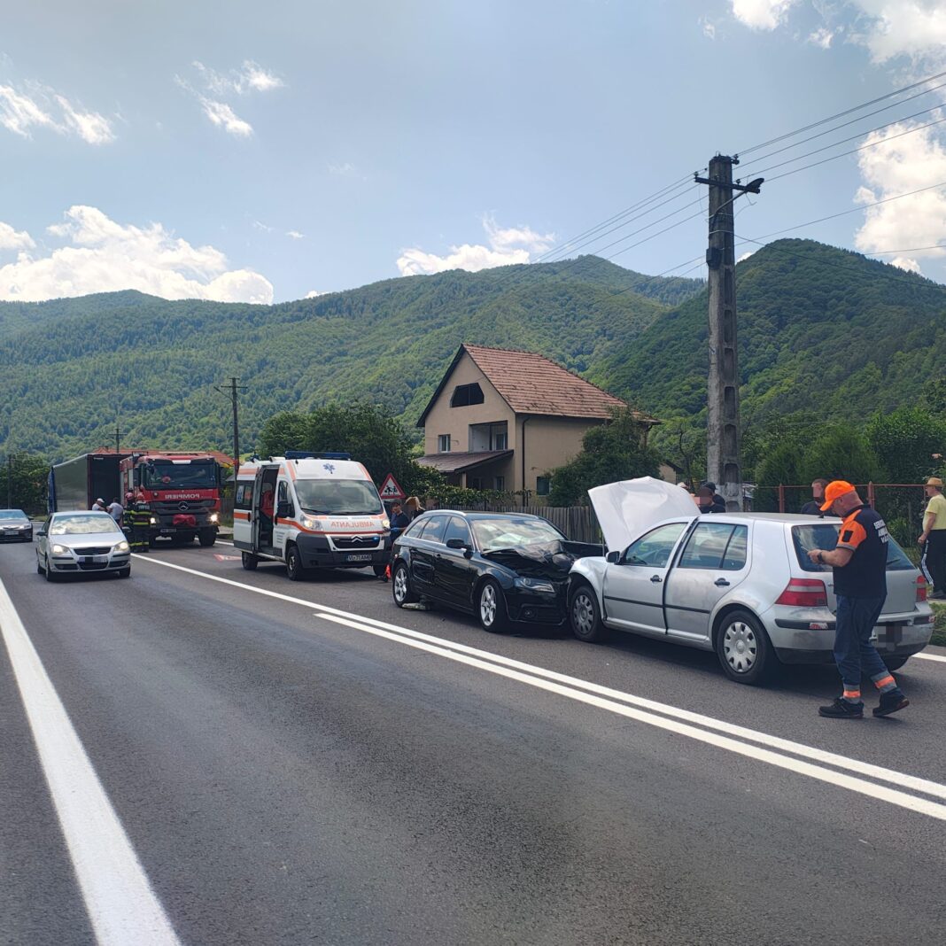 Coliziune între două autoturisme și o autoutilitară