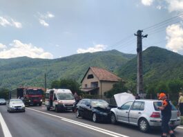 Coliziune între două autoturisme și o autoutilitară
