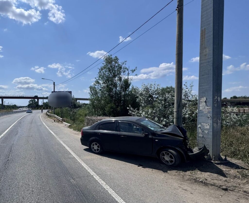 Craiova: Un șofer beat a intrat cu mașina în stâlp