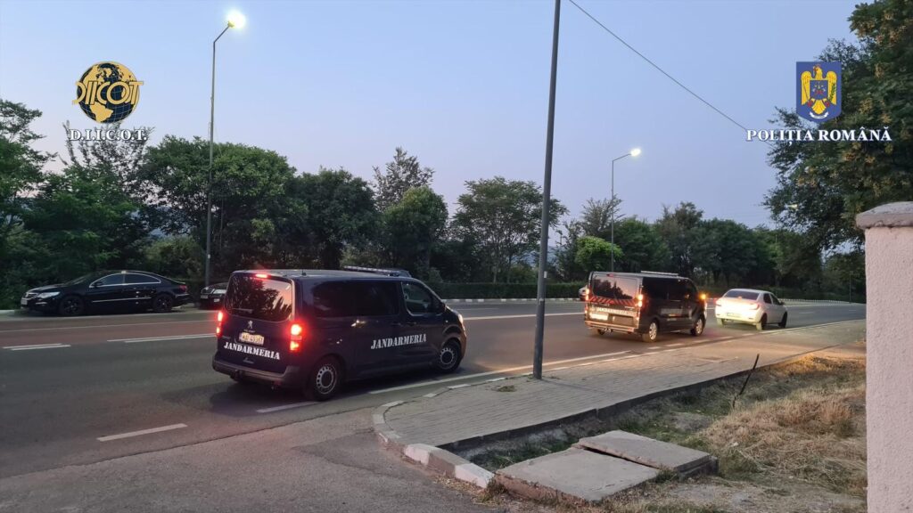 (VIDEO) Grupare de criminalitate informatică, vizată de noi percheziții în județele Vâlcea și Sibiu