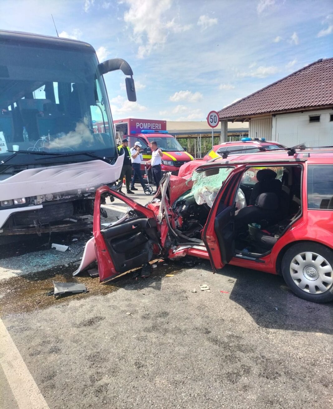 Doi morţi şi un rănit după ce un autoturism a intrat într-un autocar