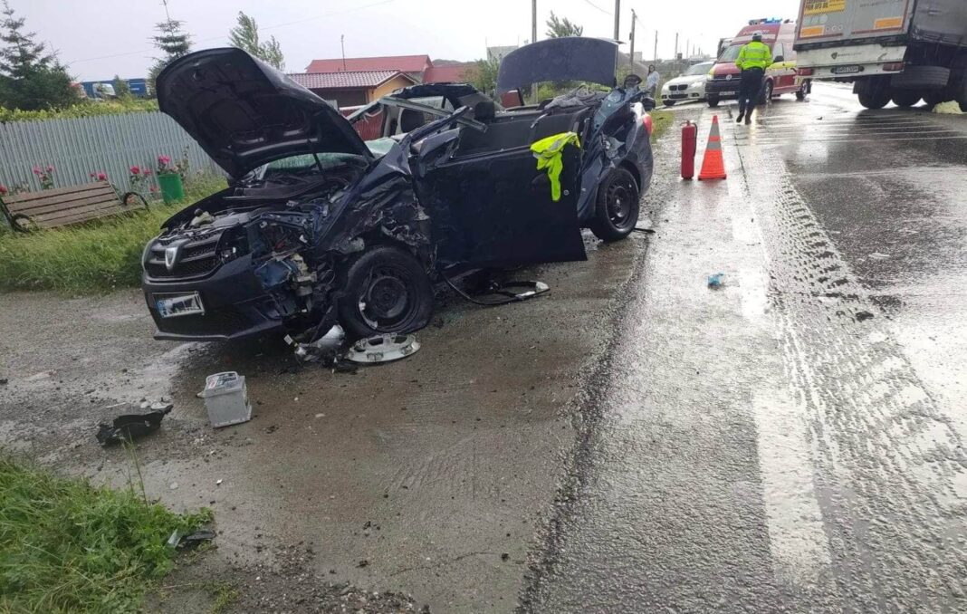 Șofer în stare gravă după ce a intrat cu mașina într-un TIR