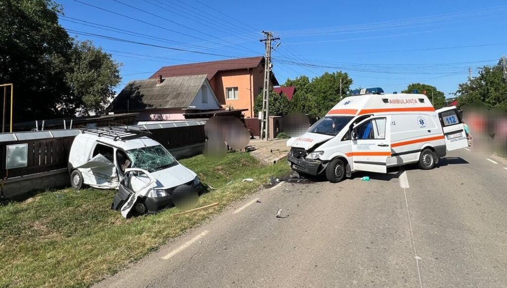 Trei răniți după ce o ambulanţă a fost lovită de o maşină care nu i-a acordat prioritate
