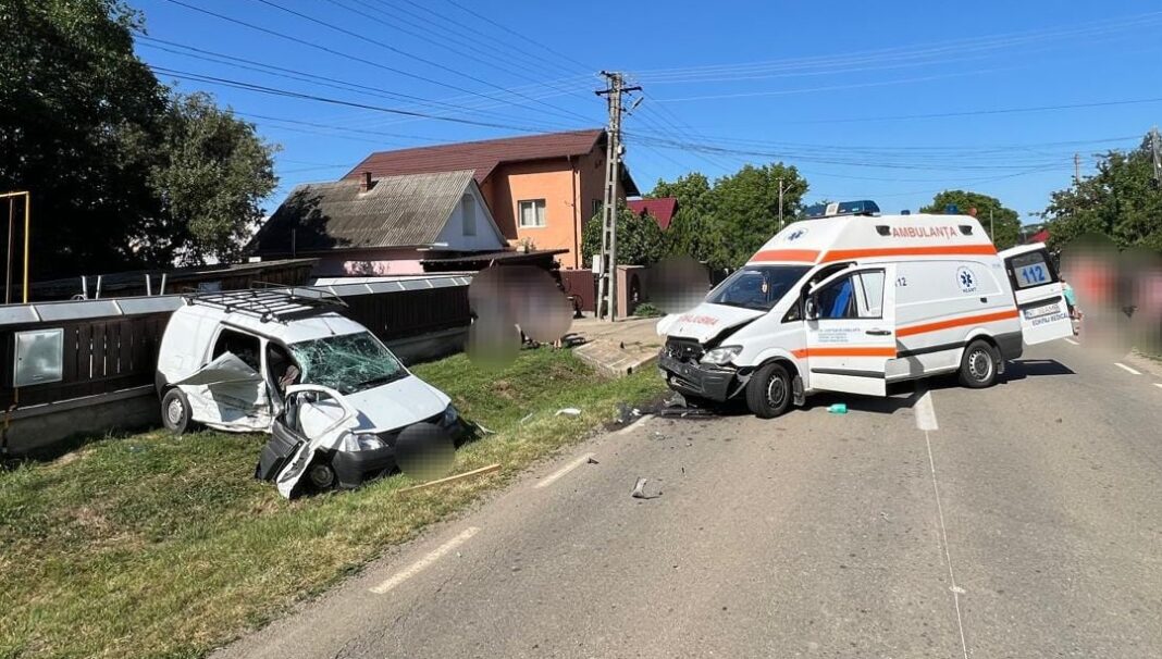 Trei răniți după ce o ambulanţă a fost lovită de o maşină care nu i-a acordat prioritate