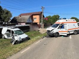 Trei răniți după ce o ambulanţă a fost lovită de o maşină care nu i-a acordat prioritate