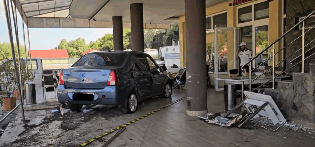 Patru clienți ai unei terase, răniţi de un autoturism