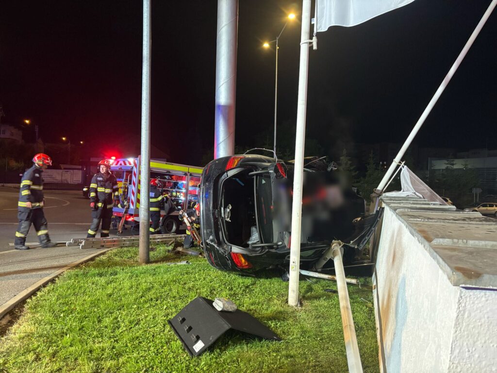  Un Șofer fără Permis Valabil Decedează După ce Izbește un Sens Giratoriu și Stâlpi de Electricitate