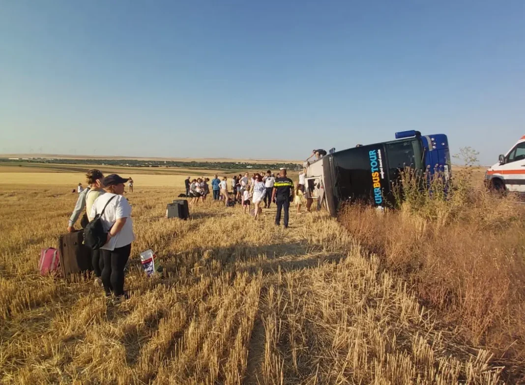 Un autocar cu ucraineni s-a răsturnat după ce s-a ciocnit cu un autoturism