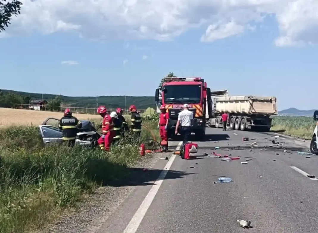O șoferiță și-a pierdut viața după ce a intrat cu mașina într-un camion