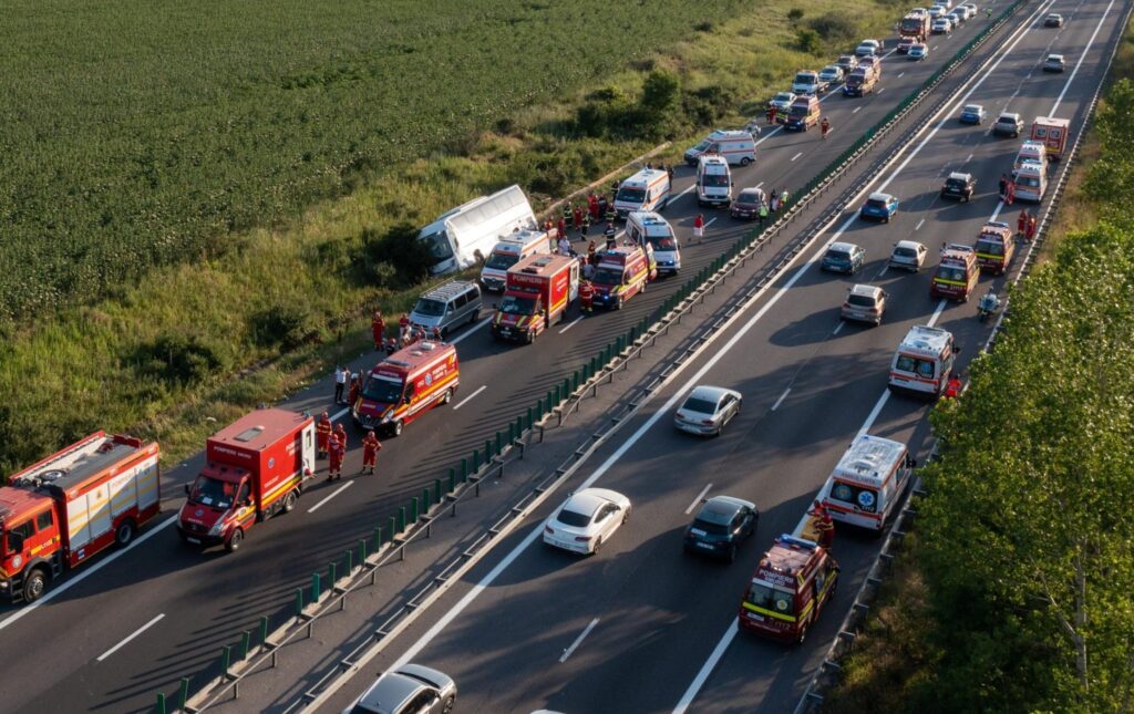 (VIDEO) Accident de autocar în județul Călărași. Un mort și peste 10 copii răniți