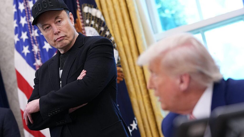 Elon Musk începe să șteargă postările în care îl atacă pe Donald Trump