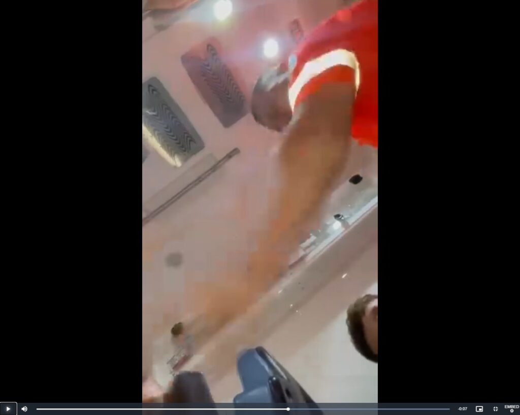 (VIDEO) Şocant: Tânăr înjurat şi lovit într-o ambulanţă în Olt. Poliţia face anchetă 