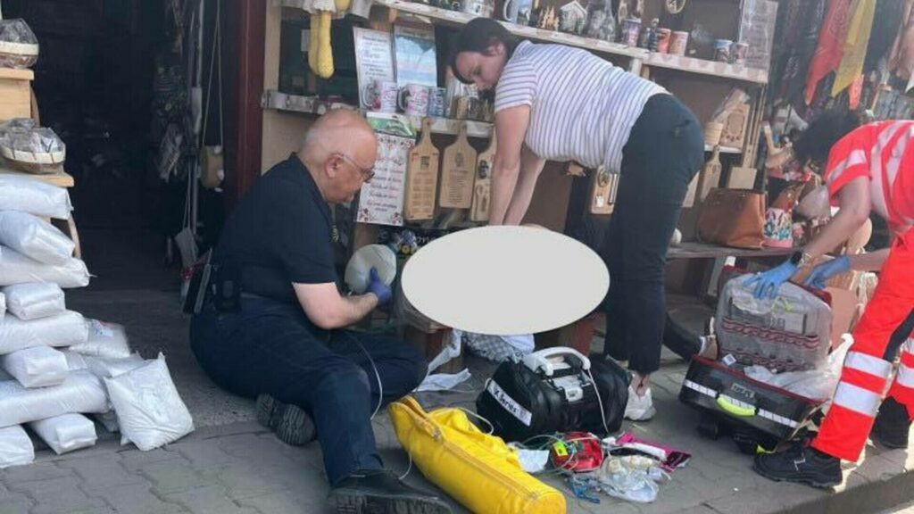  Raed Arafat, un medic și un voluntar resuscitează o femeie în stop cardio-respirator