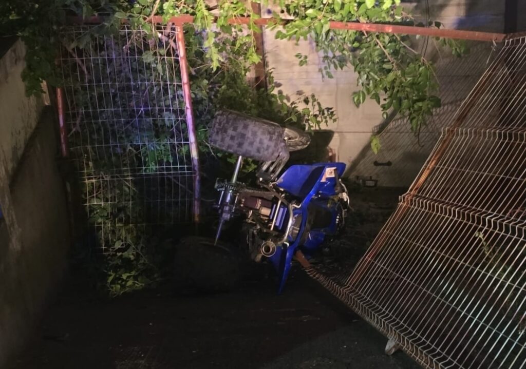 Tânăr pe ATV, urmărit de poliţiştii doljeni! A intrat în gardul unui imobil