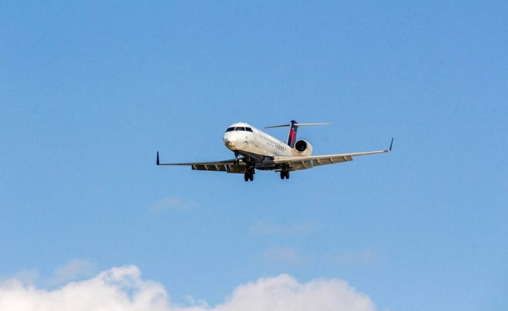 Un zbor de trei ore s-a transformat într-unul de 32 de ore! 137 de pasageri, blocaţi într-un avion