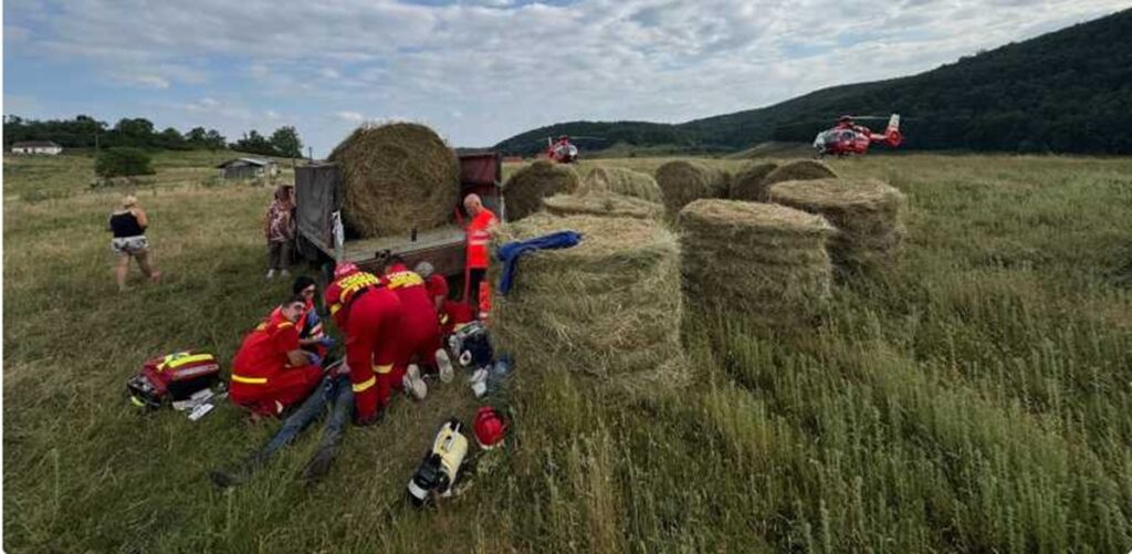 Deces straniu! Un bărbat a murit strivit de un balot de paie