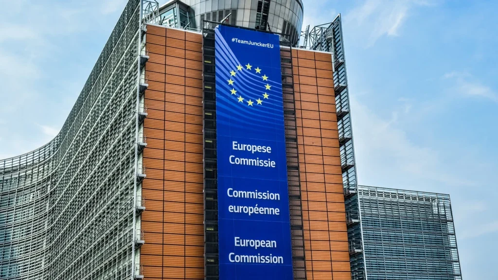 Comisia Europeană spune că România nu a luat măsuri eficiente pentru corectarea deficitului excesiv şi riscă suspendarea fondurilor
