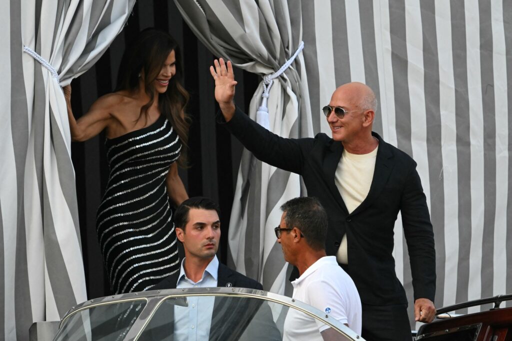 Nici natura nu-i de acord cu nunta! O furtună a pus pe fugă invitații de la petrecerea lui Jeff Bezos