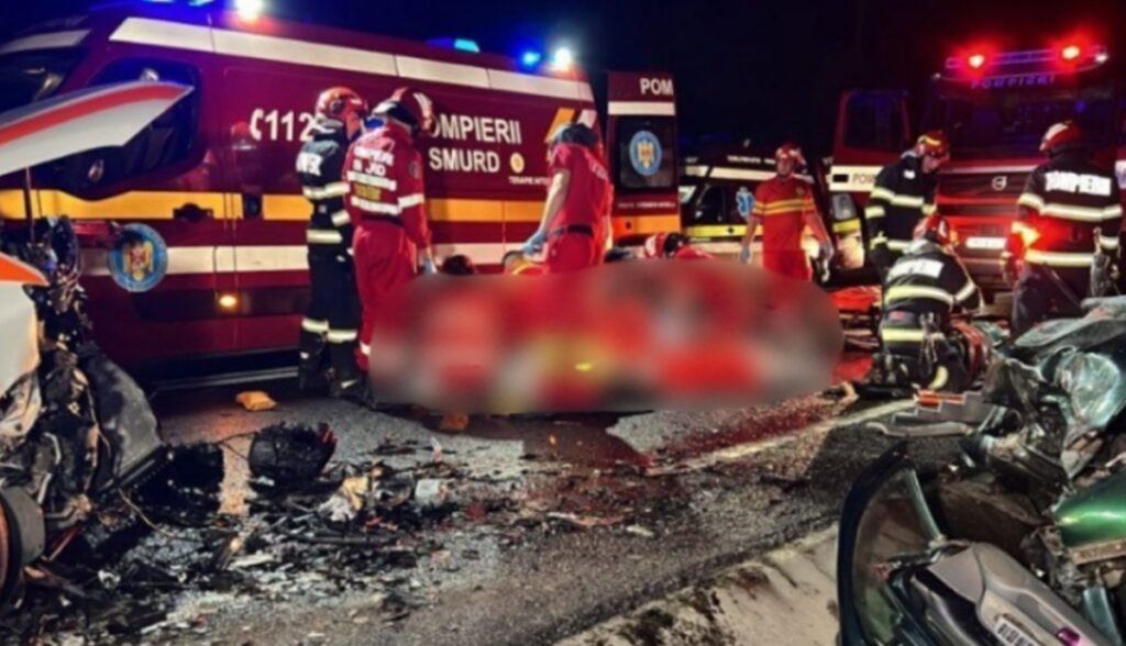 O ambulanță și un autoturism s-au lovit crunt! Două persoane au decedat