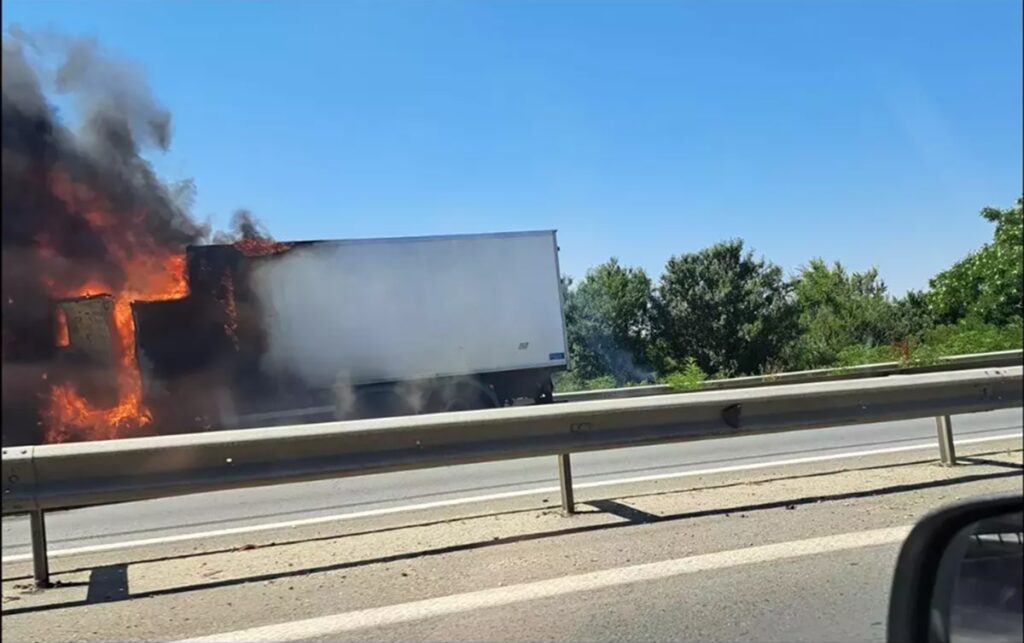Camion în flăcări pe A1, pe sensul Piteşti – Bucureşti