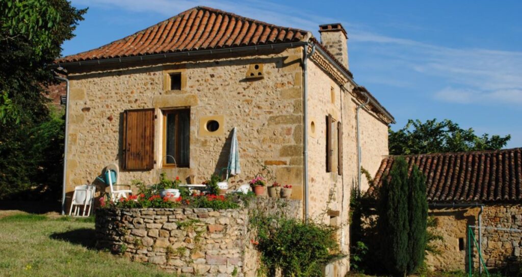 Comoară descoperită în zidurile casei unui francez! Rudele s-au îmbogăţit