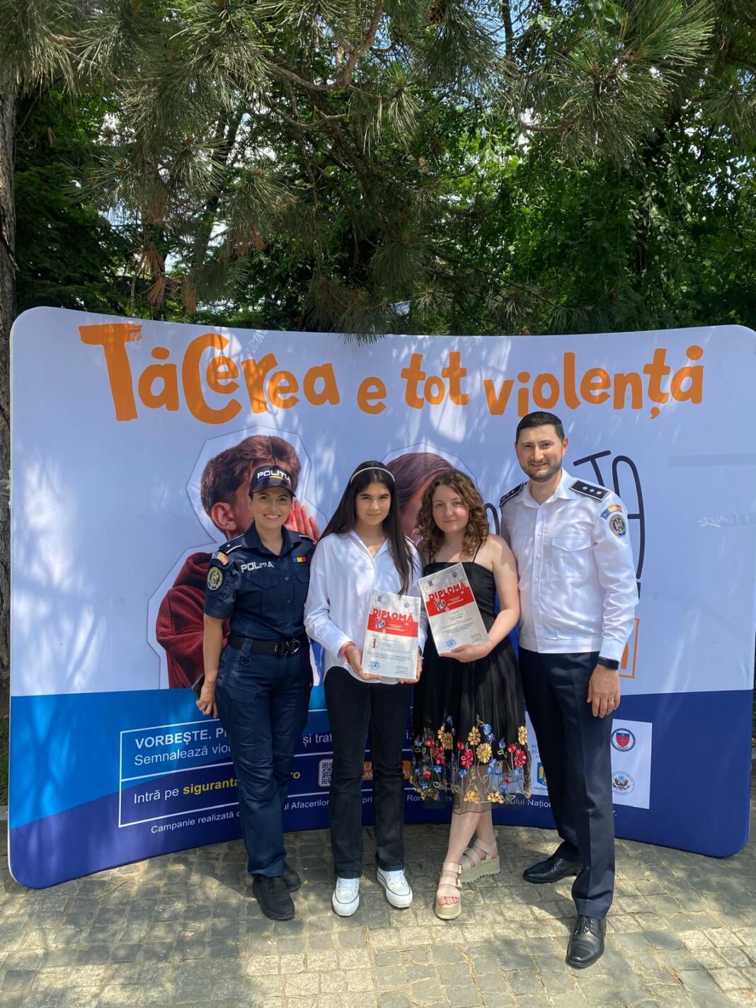 O elevă din judeţul Dolj a câştigat concursul naţional de fotografie din cadrul Campaniei „Tăcerea e tot violenţă. Vocea ta e soluţia”