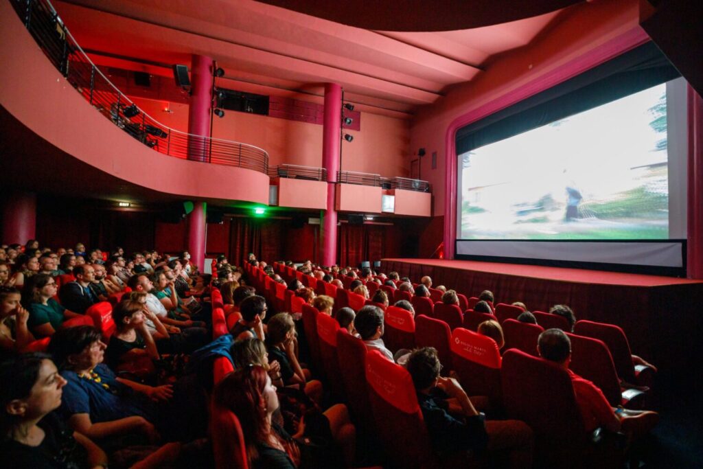 Românii merg din ce în ce mai rar la cinema! Scădere de 14% a numărului de spectatori