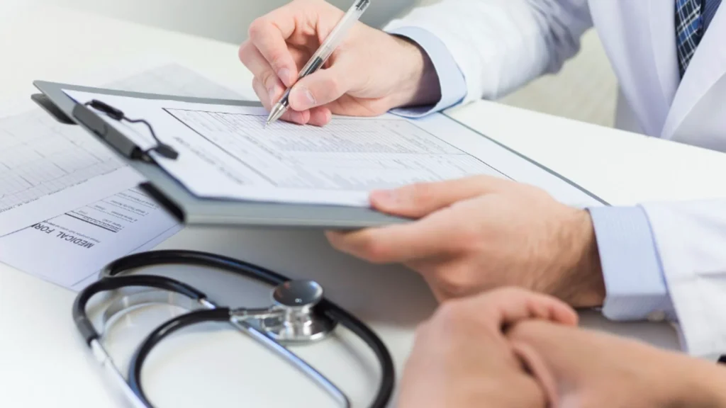 Amenzi de 72.000 de lei pentru medicii care au emis ilegal concedii medicale