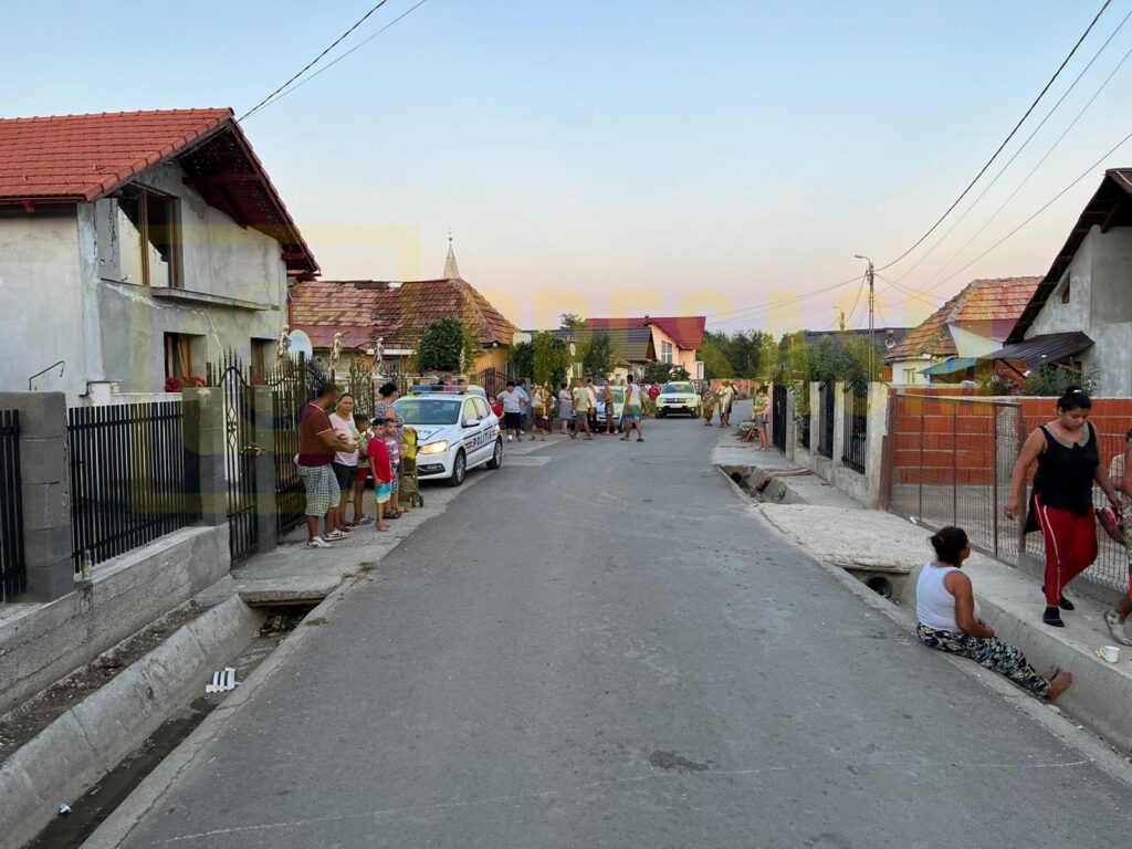 Un copil de doi ani se zbate între viață și moarte după ce a fost lovit de maşina mamei