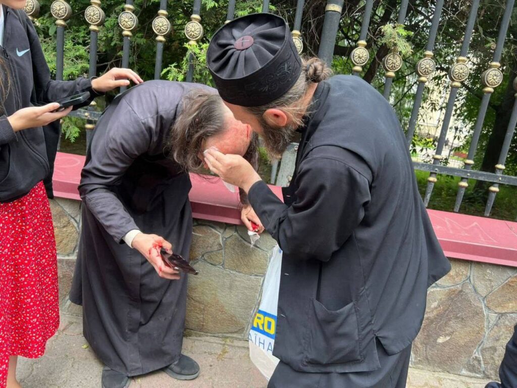Preoți Răniți în Conflictul Religios
