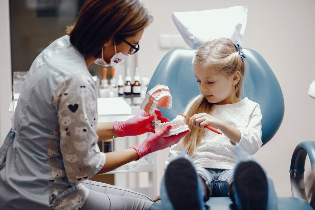 Copiii Învățați Să Nu Mai Fie Speriați de Dentist, Deși Mulți Ajung la Consultație Doar cu Probleme Dentare