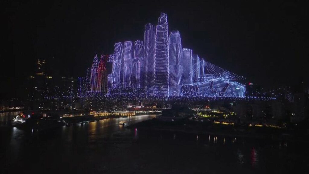 Chinezii continuă să ne uimească! Spectacol cu 12.000 de drone pe cerul nopţii