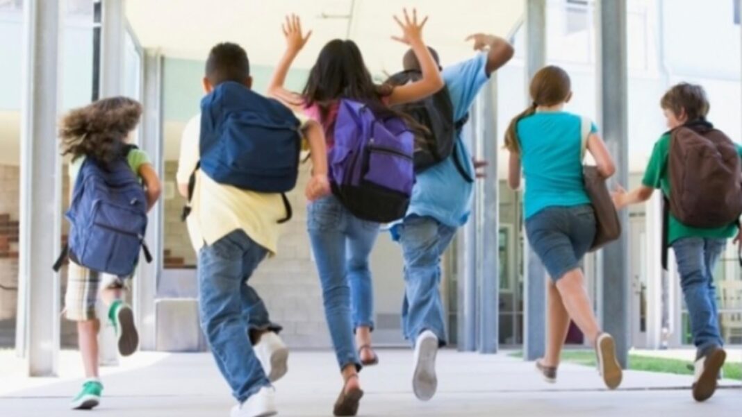 Elevii intră astăzi în vacanța de vară