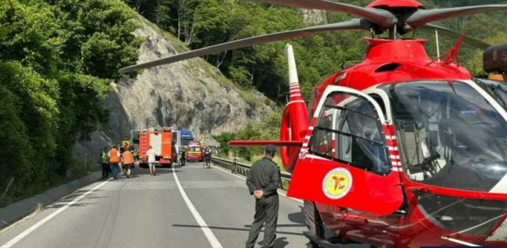 O femeie a decedat în accidentul de pe DN 15! A intervenit şi elicopterul SMURD