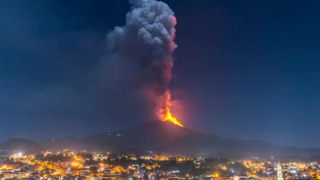 Etna s-a „trezit“ brusc! Erupție puternică și nor uriaș de fum amenință traficul aerian