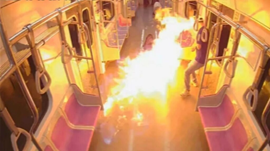 VIDEO / Un bărbat a aruncat benzină și a dat foc unui vagon de metrou! Sunt 21 de răniți