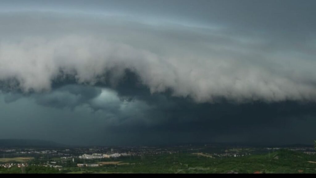 Luna iunie, mai bizară ca niciodată! ANM anunță furtuni anormale în această săptămână