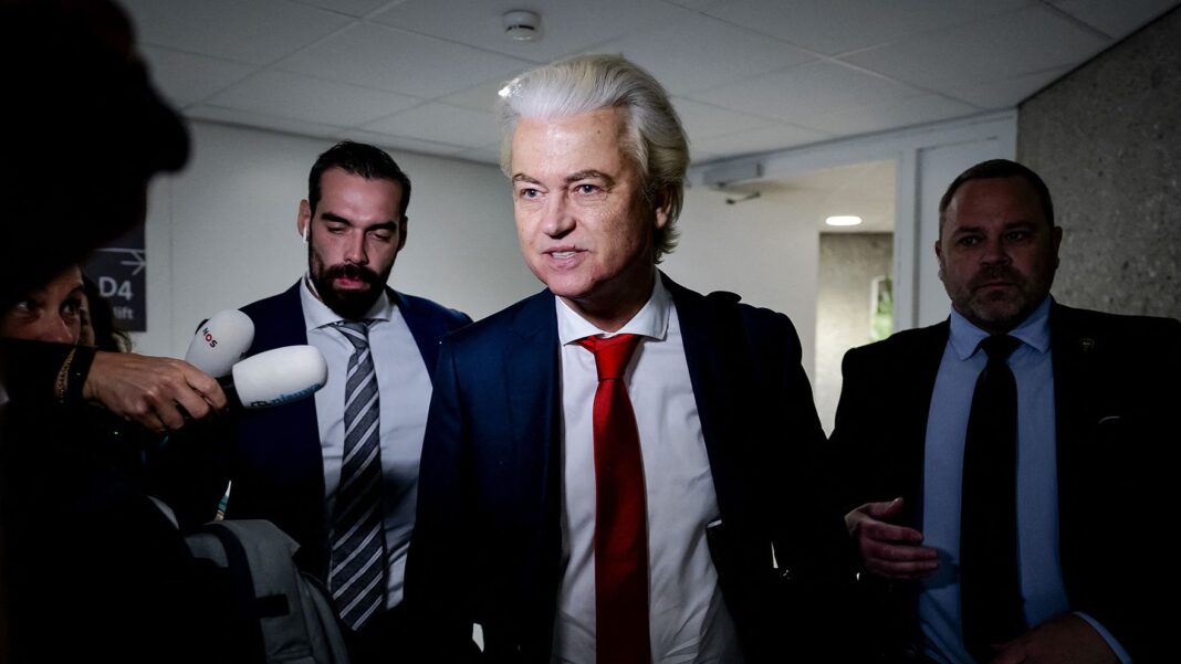 Geert Wilders vorbește cu reporterii la Haga, pe 3 iunie, în timp ce își retrage partidul din coaliția de guvernare a Olandei (Foto: Robin van Lonkhuijsen/ANP/AFP/Getty Images)