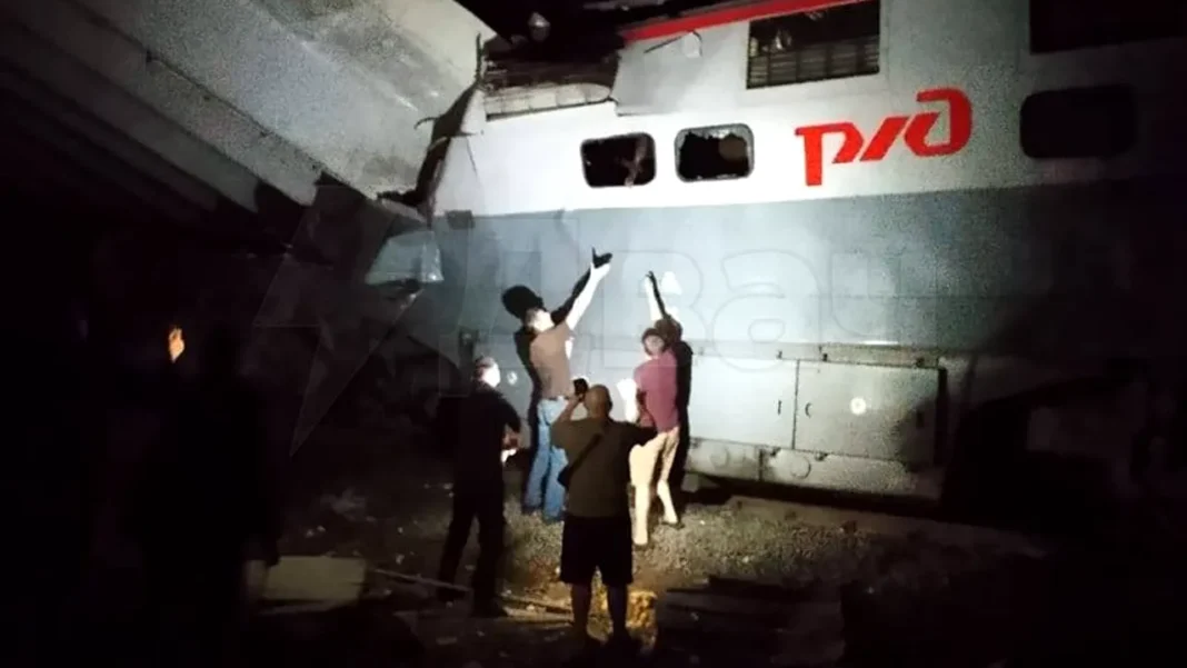 Cel puțin șapte oameni au murit după ce un pod s-a prăbușit peste un tren, în Rusia