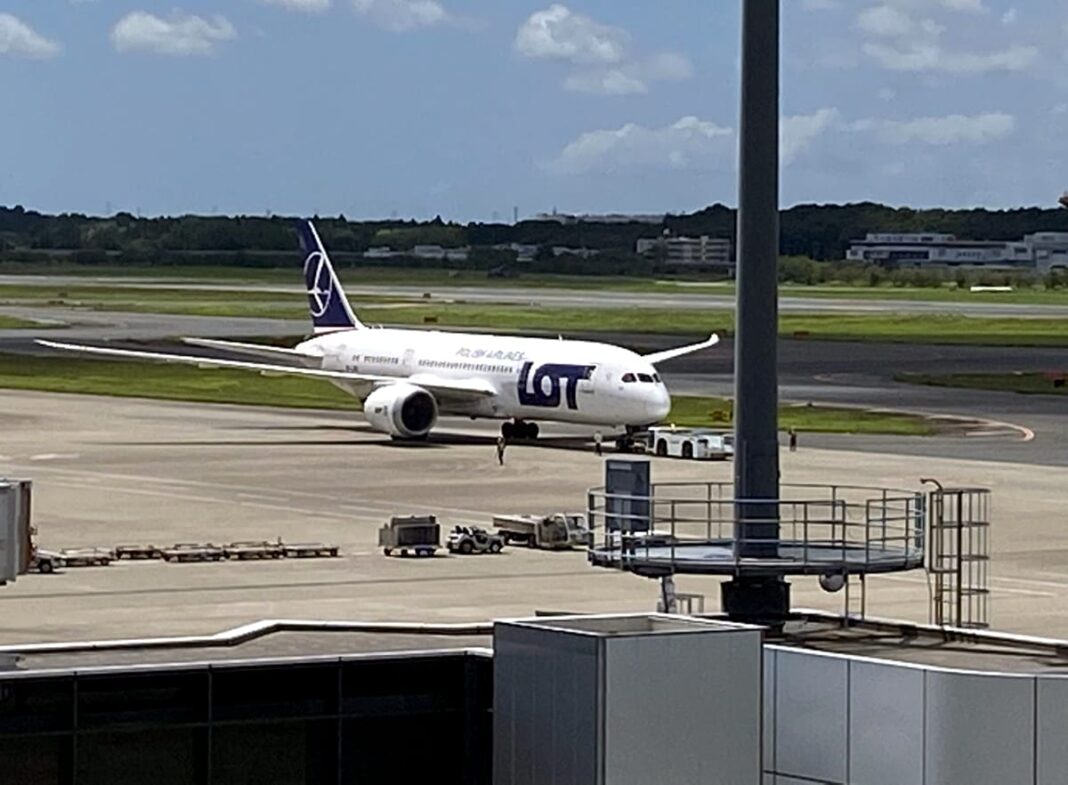 Probleme la bordul unui avion LOT spre București