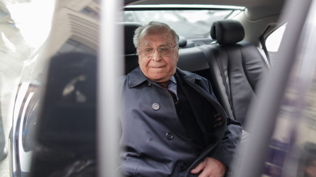 Ion Iliescu este stabil, dar medicii îl suspectează de cancer pulmonar