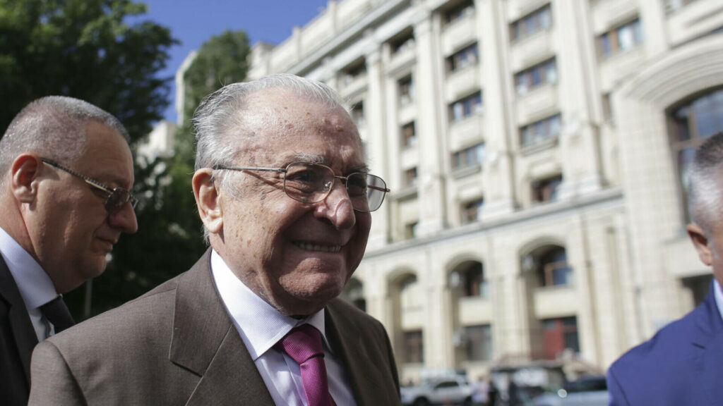 Ion Iliescu, din nou la „cuţite“! Fostul președinte, supus unei alte operaţii