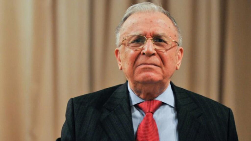 Momente critice pentru fostul preşedinte! Ion Iliescu ar fi intrat în comă noaptea trecută
