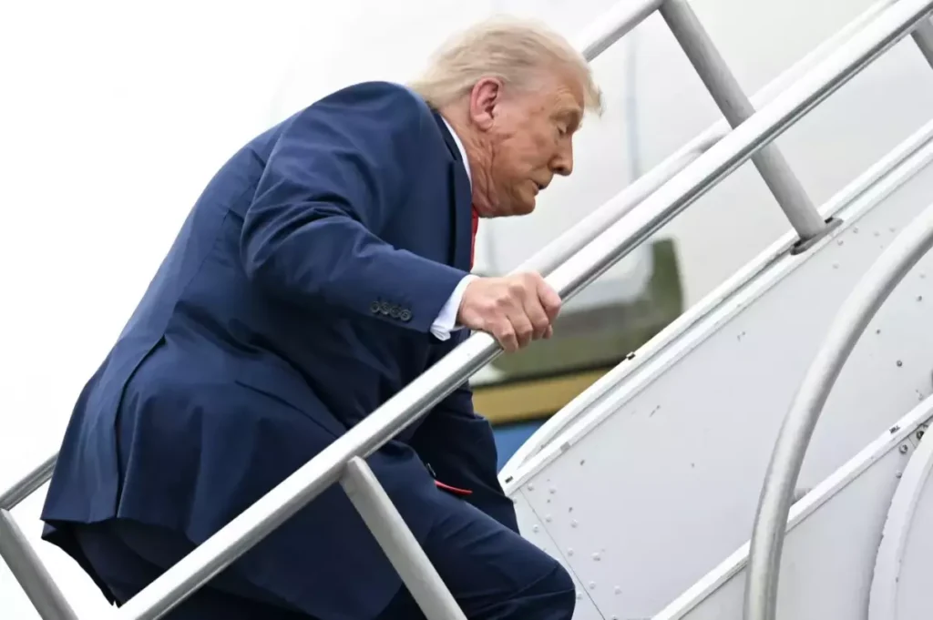 Donald Trump s-a împiedicat pe scările Air Force One. Momentul, filmat şi ironizat: „Se gândea la Elon Musk”
