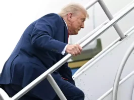 Donald Trump s-a împiedicat în timp ce urca scările spre Air Force One - Profimedia