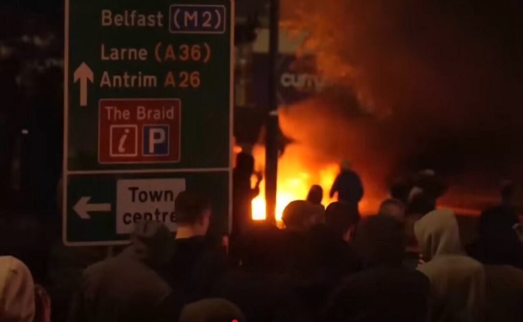 Continuă violențele dintre manifestanți și polițiști în Irlanda de Nord Continuă violențele dintre manifestanți și polițiști în Irlanda de Nord