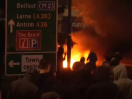 Continuă violențele dintre manifestanți și polițiști în Irlanda de Nord