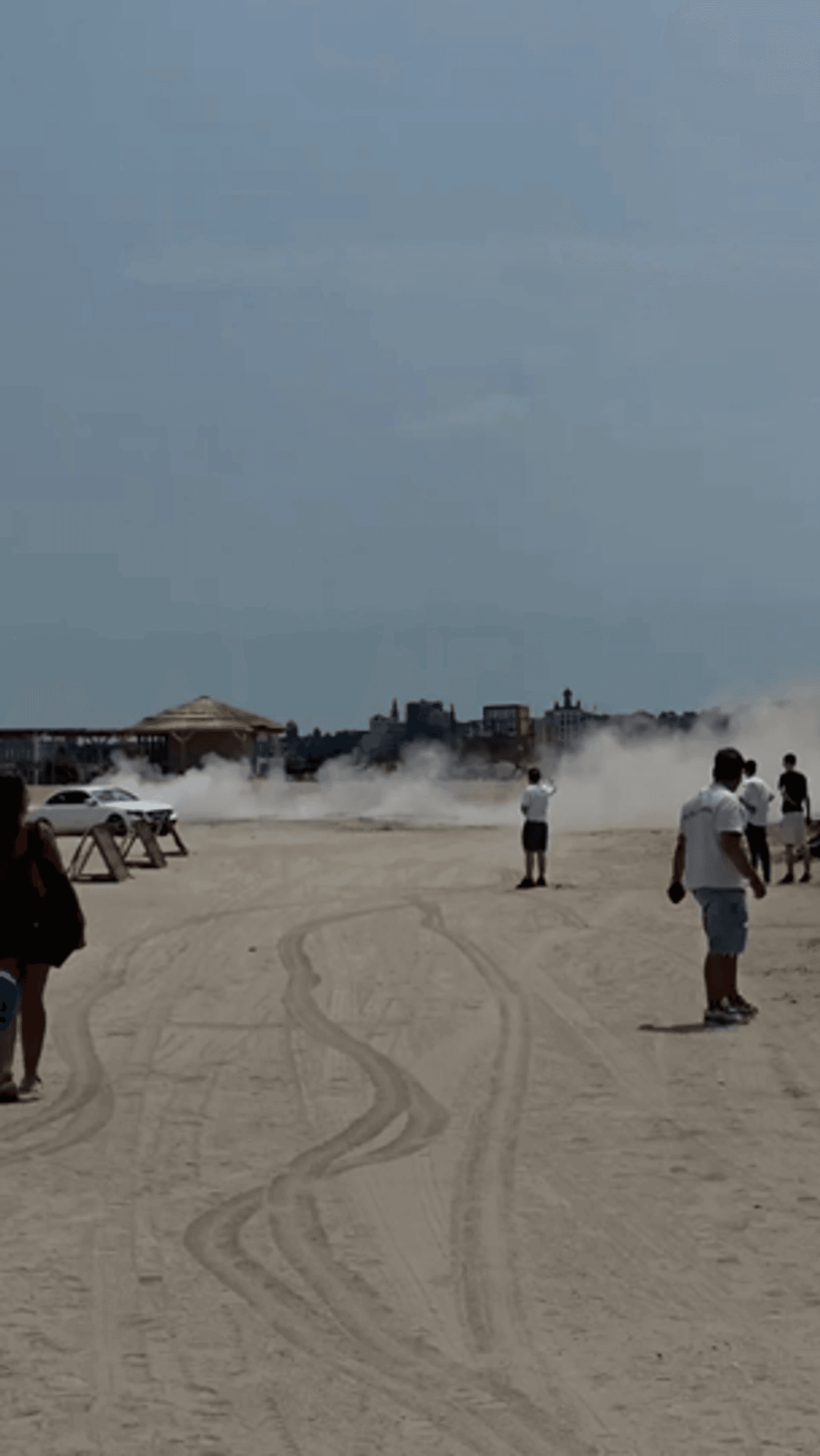 (VIDEO) Peste 11.000 de lei amendă după ce a făcut drifturi cu mașina pe plajă